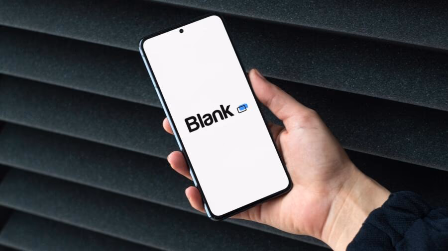 Conseiller bancaire répondant au téléphone dans une agence